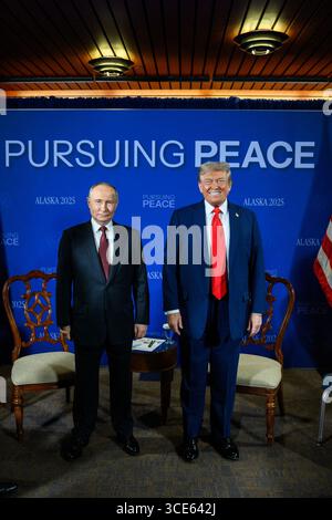 Anchorage, Alaska, États-Unis. 15 août 2025. Le président DONALD TRUMP, à droite, et le président russe VLADIMIR POUTINE lors d’une réunion au sommet de l’Alaska à la base militaire conjointe Elmendorf-Richardson. (Crédit image : © Maison Blanche/ZUMA Press Wire) USAGE ÉDITORIAL SEULEMENT ! Non destiné à UN USAGE commercial ! Banque D'Images