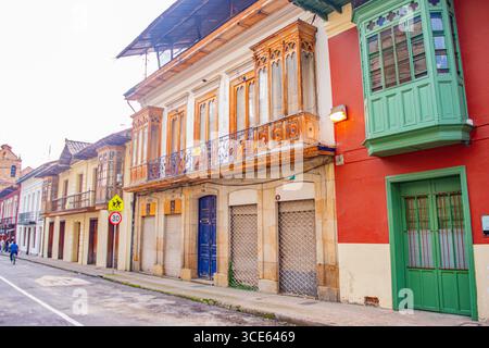 Une charmante vue sur la rue mettant en valeur l'architecture coloniale à Bogotá, Colombie, avec des façades colorées et des détails en bois complexes. Banque D'Images