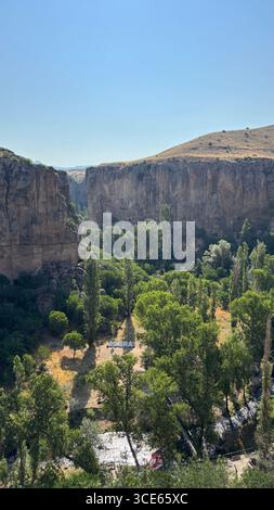 Une vue panaromique de la vallée d'Ihlara à Aksaray, Cappadoce, Anatolie centrale, Turquie, montrant des falaises rocheuses spectaculaires, rivière Melendiz Banque D'Images