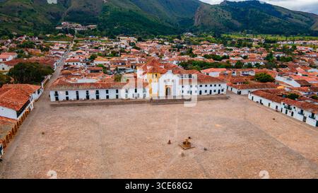 Superbe vue aérienne de Villa de Leyva montrant l'architecture coloniale et les montagnes luxuriantes à Boyacá, Colombie. Banque D'Images