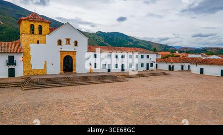 Vue imprenable sur l'architecture coloniale à Villa de Leyva, Boyaca, Colombie. Il présente des rues pavées et des montagnes pittoresques en arrière-plan. Banque D'Images