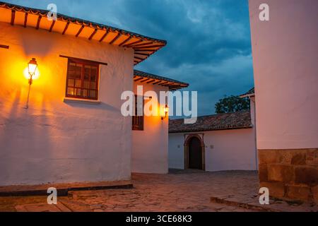 Belle scène de rue à Villa de Leyva, Boyaca, Colombie, avec une architecture coloniale blanche illuminée par des lanternes chaudes. Banque D'Images