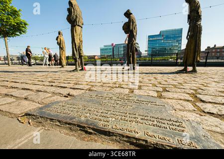 Dévouement placard situé dans la masse à la famine Memorial par Rowan Gillespie, Custom House Quay, Dublin, quai nord, Leinster, Irlande Banque D'Images