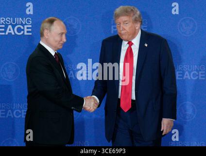 Anchorage, États-Unis. 15 août 2025. Le président russe Vladimir Poutine et le président Donald Trump se serrent la main après une conférence de presse conjointe à la base conjointe Elmendorf-Richardson à Anchorage, en Alaska, le vendredi 15 août 2025. Trump et Poutine ont discuté d’un accord de cessez-le-feu pour aider à mettre fin au conflit de deux ans entre la Russie et l’Ukraine. Photo de Bob Strong/UPI crédit : UPI/Alamy Live News Banque D'Images