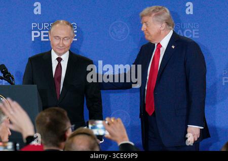 Anchorage, États-Unis. 15 août 2025. Le président russe Vladimir Poutine et le président Donald Trump partent après une conférence de presse conjointe à la base conjointe Elmendorf-Richardson à Anchorage, en Alaska, le vendredi 15 août 2025. Trump et Poutine ont discuté d’un accord de cessez-le-feu pour aider à mettre fin au conflit de deux ans entre la Russie et l’Ukraine. Photo de Bob Strong/UPI crédit : UPI/Alamy Live News Banque D'Images