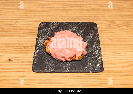 Gaufres fraîches aux fraises tranchées : fruits de saison macérés dans du sucre en poudre sur une base de crème Chantilly' Banque D'Images