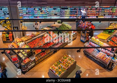 Salt Lake City, UT, États-Unis-6 août 2025 : les acheteurs d'épiceries dans la section des légumes et des produits frais d'une épicerie ou d'un supermarché font face à la hausse Banque D'Images