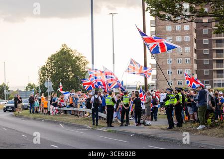 Leeds, Royaume-Uni. 15 AOÛT 2025. La police surveille la manifestation « Stand Up Leeds », car pour la quatrième semaine consécutive, des groupes opposés de manifestants pro et anti-migrants se sont rassemblés sur le bord de la route près de l'hôtel Britannia à Seacroft, Leeds. Les manifestants de 'Stand Up Leeds' ont déclenché de multiples fusées éclairantes et trois contre-manifestants ont été arrêtés après des échauffourées entre militants et police. Crédit Milo Chandler/Alamy Live News Banque D'Images