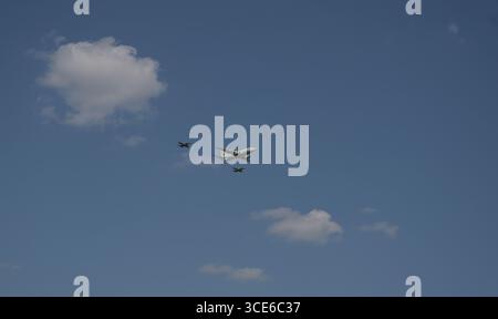 Éditorial. 15 août 2025, Varsovie, Pologne. Défilé militaire en l'honneur de l'armée polonaise. ciel. Un avion AWACS et deux F-16 dans le ciel. Banque D'Images