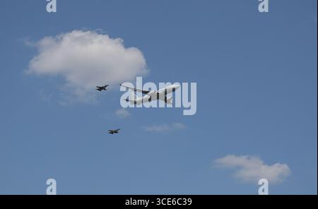 Éditorial. 15 août 2025, Varsovie, Pologne. Défilé militaire en l'honneur de l'armée polonaise. ciel. Un avion AWACS et deux F-16 dans le ciel. Banque D'Images