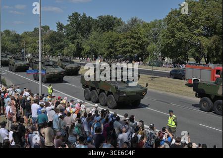 ZSSW-30 tourelle.véhicule de combat à quatre roues.colonnes de véhicules blindés de transport de troupes conduisent le long des rues de la ville.le véhicule de combat d'infanterie Borsuk Banque D'Images