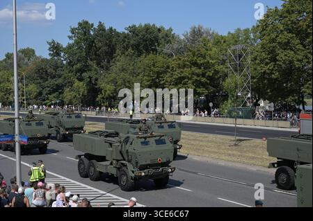 Pologne, Varsovie, 15 août 2025. Défilé de l'armée polonaise. M142 Himars. Gros plan d'un échantillon d'arme.système MLRS de couleur kaki.système Rocket. Banque D'Images