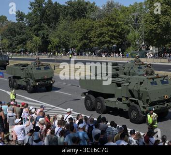 Pologne, Varsovie, 15 août 2025. Défilé de l'armée polonaise. M142 Himars. Gros plan d'un échantillon d'arme.système MLRS de couleur kaki.système Rocket. Banque D'Images