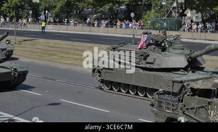 Editorial.15 août 2025, à Varsovie, Pologne.un char de combat principal M1 Abrams de l'armée des États-Unis participe à un défilé militaire pendant l'armée polonaise Banque D'Images