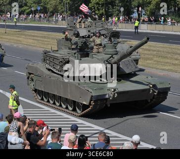Editorial.15 août 2025, à Varsovie, Pologne.un char de combat principal M1 Abrams de l'armée des États-Unis participe à un défilé militaire pendant l'armée polonaise Banque D'Images