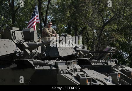 Editorial.Day le 15 août 2025, à Varsovie, Pologne. Un véhicule de combat M2 Bradley Infantry de l'United States Army. Un soldat américain est assis sur un Bradley. Banque D'Images