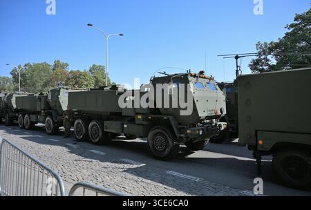 Pologne, Varsovie, 15 août 2025. Défilé de l'armée polonaise. M142 Himars. Gros plan d'un échantillon d'arme.système MLRS de couleur kaki.système Rocket. Banque D'Images