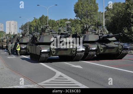 Editorial.15 août 2025, à Varsovie, Pologne.un char de combat principal M1 Abrams de l'armée des États-Unis participe à un défilé militaire pendant l'armée polonaise Banque D'Images