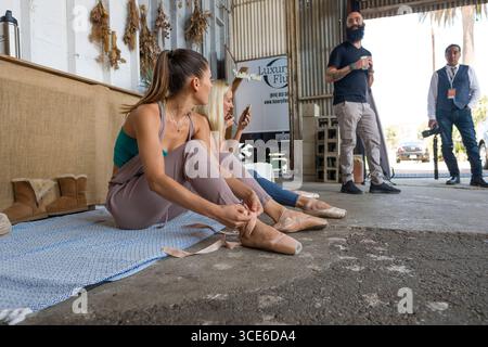 Danseuse mise sur chaussures de ballet au cours atelier de photographie sur la photographie à la danse 2018 Fujifilm Festival, l'improbable Fleuriste, Venise, Lo Banque D'Images