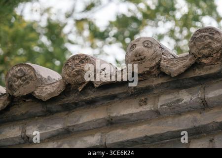 Ornements décoratifs de toit de l'architecture chinoise ancienne mettant en valeur l'artisanat traditionnel Banque D'Images