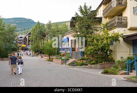 Les gens qui marchent sur Willow Bridge Road, Vail, Eagle County, Colorado, USA Banque D'Images
