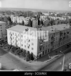 Une vue panoramique de l'intersection de la rue October Revolution (aujourd'hui Vasylivska équipée) et de la rue Bankivska à Sloviansk, fin des années 1960 - début des années 1970 Un immeuble résidentiel d'angle dans le style Empire stalinien Banque D'Images