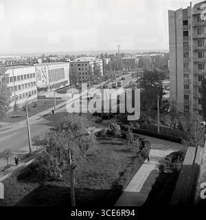 Une vue panoramique de la rue Bankivska à Sloviansk, années 1970 Un paysage urbain avec les bâtiments SATU, un bus soviétique 'Kuban' et des équipements de construction sur fond de bâtiments résidentiels de différentes époques. Banque D'Images