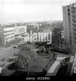 Une vue panoramique de la rue Bankivska à Sloviansk, années 1970 Un paysage urbain avec les bâtiments SATU, un bus soviétique 'Kuban' et des équipements de construction sur fond de bâtiments résidentiels de différentes époques. Banque D'Images