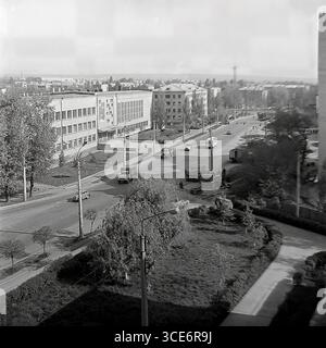 Une vue panoramique de la rue Bankivska à Sloviansk, années 1970 Un paysage urbain avec les bâtiments SATU, un bus soviétique 'Kuban' et des équipements de construction sur fond de bâtiments résidentiels de différentes époques. Banque D'Images