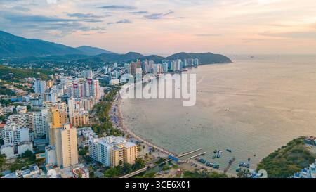 Superbe vue aérienne de la côte de Santa Marta à Magdalena, avec paysage urbain, plages et montagnes au coucher du soleil. Banque D'Images