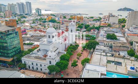 Superbe vue aérienne de Santa Marta, mettant en valeur la vie urbaine animée, l'architecture historique et la beauté pittoresque de la côte. Banque D'Images