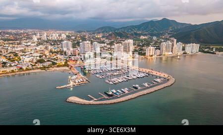 Superbe vue aérienne de la marina de Santa Marta, mettant en valeur les bateaux, les gratte-ciel de la ville et le paysage côtier de Magdalena, Colombie. Banque D'Images