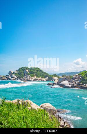Magnifique paysage côtier à Cabo San Juan, Tayrona Park, avec des eaux turquoises, des collines verdoyantes et des formations rocheuses à Santa Marta, en Colombie. Banque D'Images