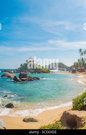Superbe vue sur la côte avec des eaux turquoises, une végétation luxuriante et des palmiers tropicaux dans Tayrona Park, Santa Marta, Colombie. Banque D'Images