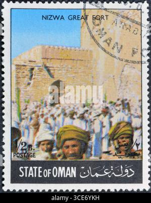 Timbre-poste oblitéré imprimé par Oman, qui montre le grand fort de Nizwa, vers 1987. Banque D'Images