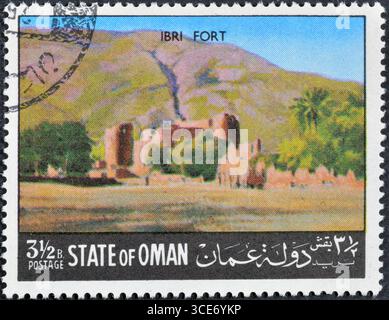 Timbre-poste oblitéré imprimé par Oman, qui montre le fort d'Ibri, vers 1987. Banque D'Images