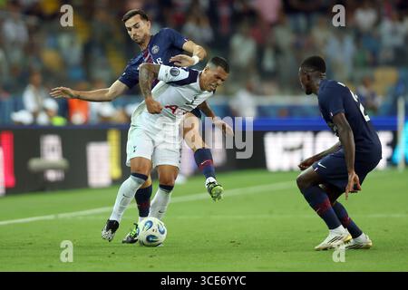 Udine, Italie - 13 août 2025 : Pedro Porro de Tottenham, Fabian Ruiz de Paris vus en action lors de la Super Coupe de l'UEFA 2025 entre Paris Saint-Germa Banque D'Images