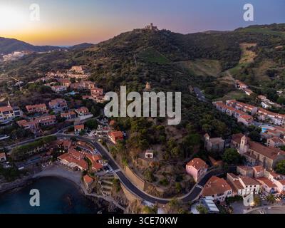 Vue aérienne de Collioure colorée, rues étroites, ville de destination de vacances d'été avec des buidings historiques, plages, Pyrénées-Orientales, France in Banque D'Images