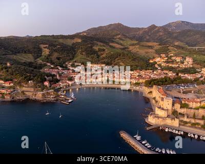 Tôt le matin vue aérienne de Collioure colorée, rues étroites, ville de destination de vacances d'été avec des buidings historiques, plages, Pyrénées-Orienta Banque D'Images