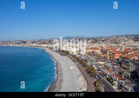 Ville de Nice en France. Paysage urbain avec plage, mer et Promenade des Anglais sur la Côte d'Azur, vue d'en haut. Banque D'Images