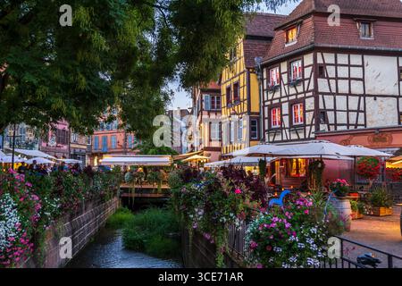 Vieille ville de Colmar architecture historique le long du canal dans la région Grand est du nord-est de la France. Banque D'Images