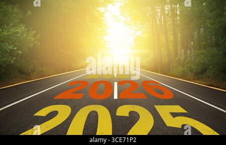 L'année 2026 commence. Une route traversant la forêt, les années 2025 à 2029 en séquence, et un concept de route Banque D'Images