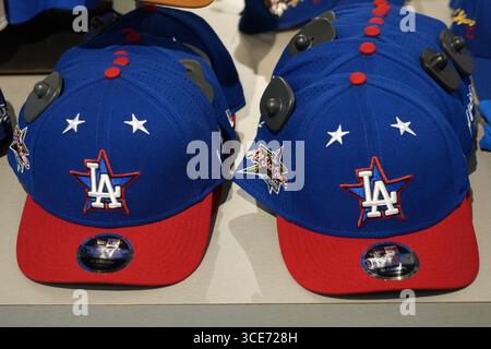 Los Angeles Dodgers New Era 2025 MLB All-Star Game chapeaux au Dodgers Clubhouse store à Ovation Hollywood, mardi 16 juillet 2025, à Hollywood, Etalonnage Banque D'Images