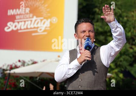 Stefan Mross - Immer wieder sonntags, Folge 9 modérateur Stefan Mross mit Immer wieder sonntags Banner im Hintergrund. ARD-Unterhaltungsshow Immer Wieder sonntags. TV-Aufzeichnung und Live-Übertragung vom 10.08.2025 aus dem Wasserpark Rulantica, Rust. Baden-Württemberg, Deutschland. *** Stefan Mross Immer Wieder sonntags, épisode 9 présentateur Stefan Mross avec Immer Wieder sonntags bannière en arrière-plan ARD spectacle de divertissement Immer Wieder sonntags enregistrement TV et diffusion en direct du 10 08 2025 depuis le parc aquatique Rulantica, Rust Baden Württemberg, Allemagne Banque D'Images