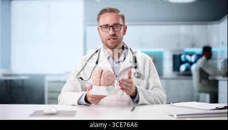 Médecin analysant les résultats de l'IRM dans le bureau de l'hôpital Réunion avec le patient, radiologue, IRM, hôpital, bureau, réunion Banque D'Images