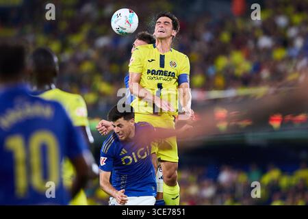 Villarreal, Espagne. 15 août 2025. VILLARREAL, ESPAGNE - 15 AOÛT : Gerard Moreno Centre-attaquant de Villarreal CF concourt pour le ballon avec Alberto Reina milieu de terrain central du Real Oviedo lors du match LaLiga EA Sports entre Villarreal CF et Real Oviedo au stade la Ceramica le 15 août 2025 à Villarreal, Espagne. (Photo de Jose Torres/photo Players images/Magara Press) crédit : Magara Press SL/Alamy Live News Banque D'Images
