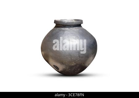 Indien fait à la main ou pot en terre ou un pot en argile, Un pot en terre avec de l'eau froide, pot isolé sur fond blanc Banque D'Images