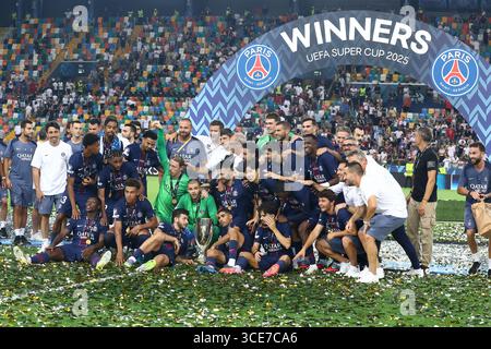 Les joueurs du Paris Saint-Germain FC célèbrent la fin de la finale de la Supercoupe de l'UEFA 2025 entre le Paris Saint-Germain FC et le Tottenham Hotspur FC au Stadio Friuli le 13 août 2025 à Udine, Italie. Banque D'Images