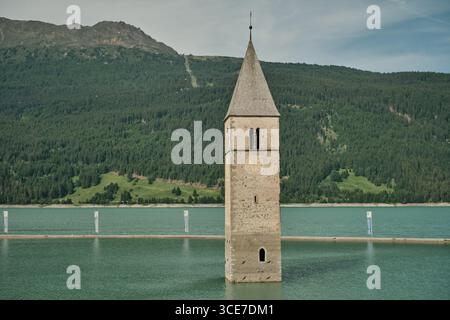 Tour d'église submergée à Reschensee, Tyrol du Sud Banque D'Images
