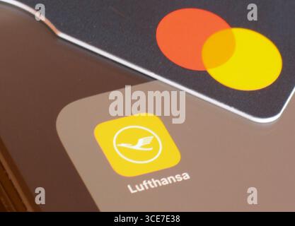 Application Lufthansa Airline Flights sur un écran de smartphone avec une Mastercard pour payer les vols Banque D'Images